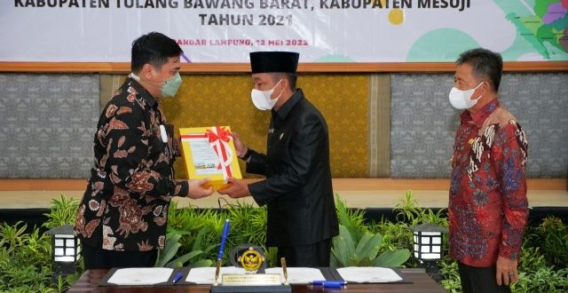 Wabub dan Ketua DPRD Tubaba Menerima LHP atas Laporan Keuangan Daerah Tahun 2021