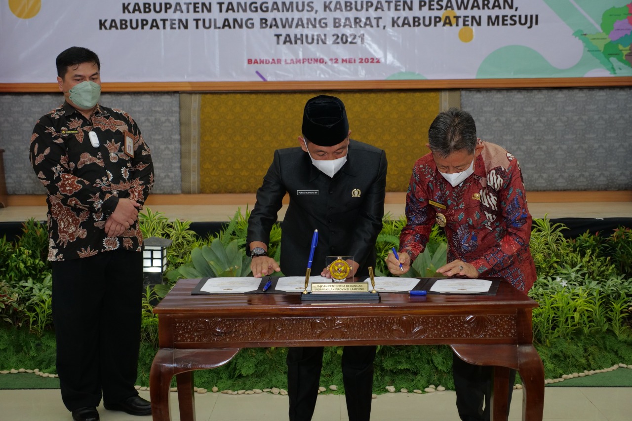 Wabub dan Ketua DPRD Tubaba Menerima LHP atas Laporan Keuangan Daerah Tahun 2021